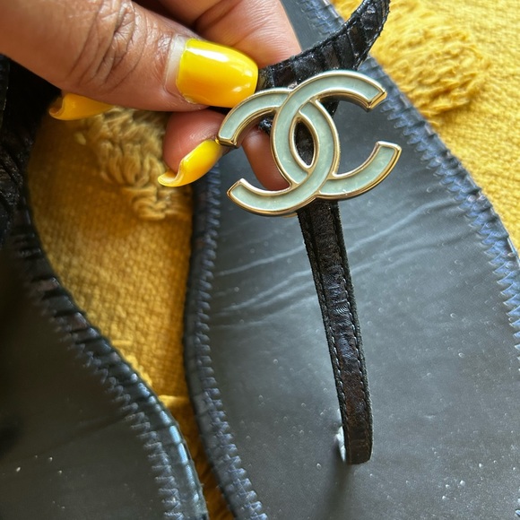 ❌❌SOLD❌❌ CHANEL T-Strap Sandal with CC Logo 2016 - Picture 2 of 7